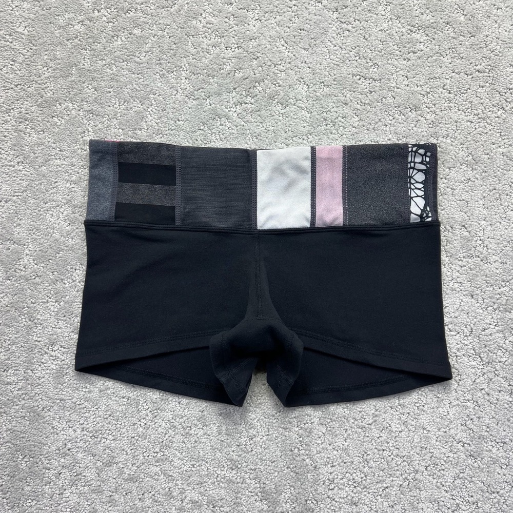 Lululemon Boogie Shorts Womens Size 6 Black Multi Waistband Reversible Yoga Gym